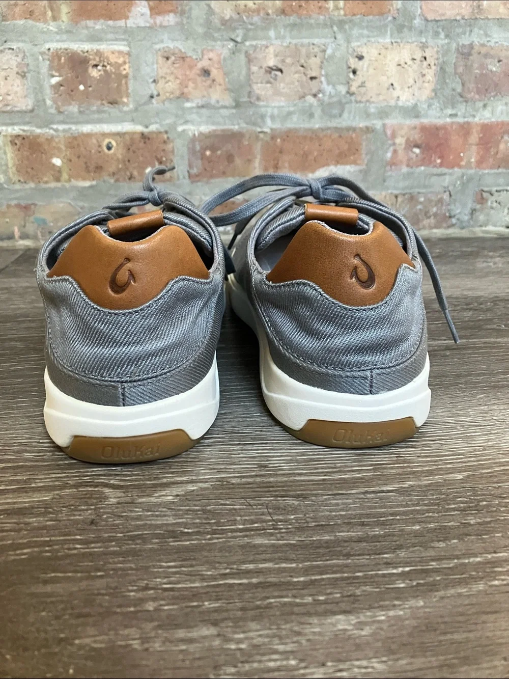 OluKai Lae'ahi Li    Gray Lace-Up Sneakers with Tan Accent